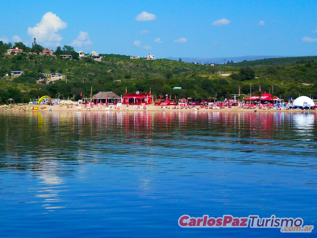 Playas sobre el Lago San Roque en Carlos Paz - Imagen: Carlospazturismo.com.ar